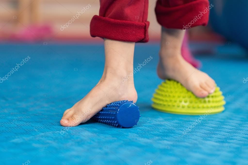 Flat feet correction exercise. — Stock Photo © microgen 115995032