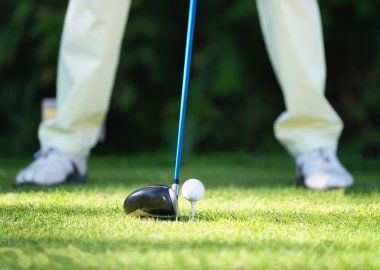 Tee kapalı hazırlanıyor golfçü