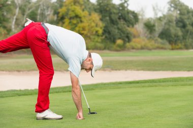 Golfçü malzeme çekme topu delikten 