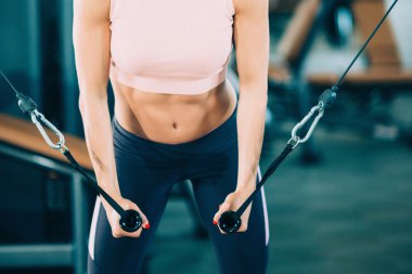 kablo crossover makinede egzersiz atlet