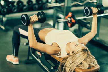 Güzel ve genç birbayan bankta yalan