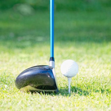Sürücü club golfball arkasında