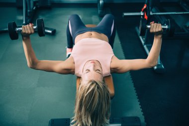 kadın atlet etmek sıra sıkıştırma yapıyor