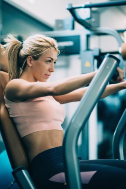 Spor salonunda egzersiz yapan kadın.