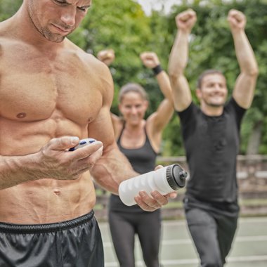  Fitness Eğitmeni insanlar ile kronometre ile 