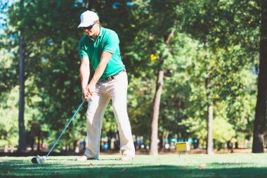 Golfçü felç sürüş için hazırlanıyor