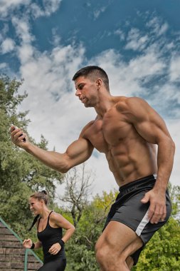 Fitness Eğitmeni ile kronometre egzersiz sırasında