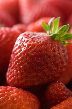 Taze olgun çilekler.