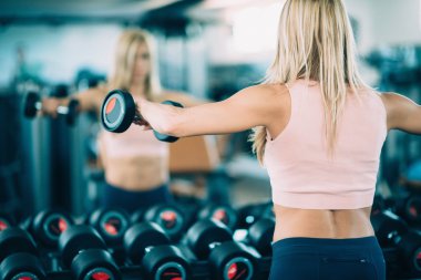 spor salonunda ağırlık egzersiz kadın