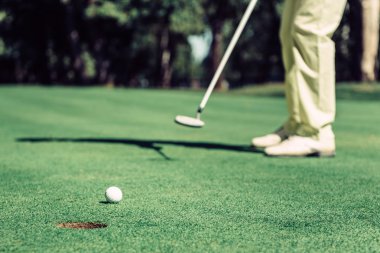 erkek golfçü kazanan putt