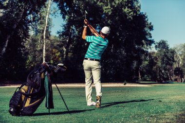 Çim koyarak sallanan golfçü