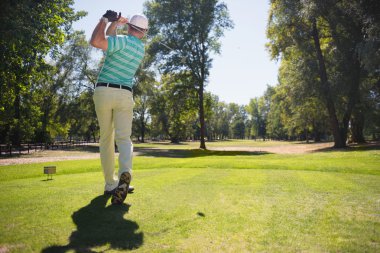 golfçü demir sopayla kolyesi