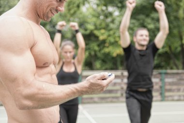 Fitness Eğitmeni ile kronometre