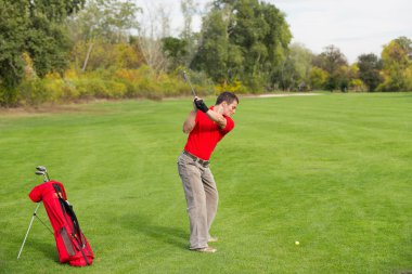 golf sahası üzerinde erkek golfçü