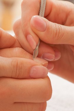 Aşırı cuticles salonda kaldırma