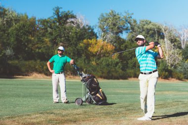 oyun sırasında erkek golfçüler
