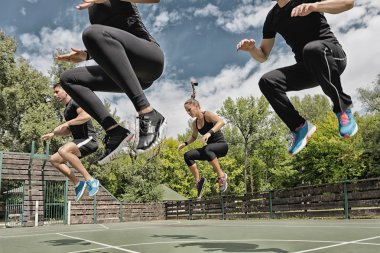 Fitness takım güç atlama yapıyor 
