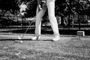 Golfçü demir sopayla yapamaması hazırlanıyor