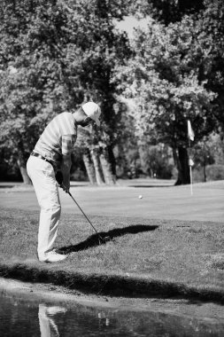 su yanındaki Golf adam 