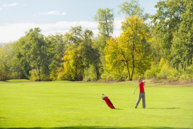 erkek golfçü oynamaya hazırlanıyor 