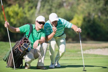 erkek golfçüler ve Caddy 