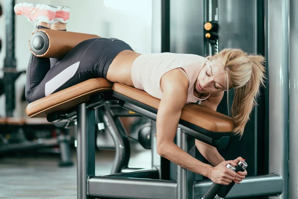 Kvinnliga idrottare tränar i gymmet — Stockfoto