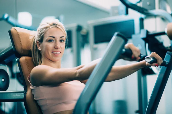 Wanita berolahraga di gym — Stok Foto