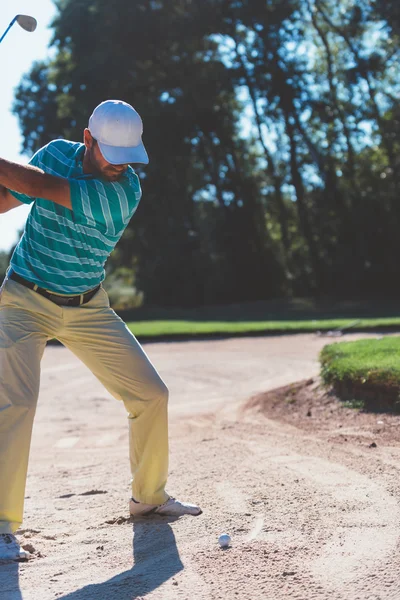 Macho golfista listo para balancear pelota — Foto de Stock