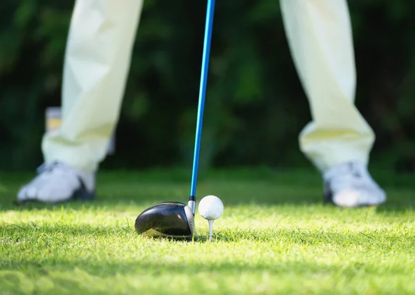 Golfer bereitet sich auf Abschlag vor — Stockfoto