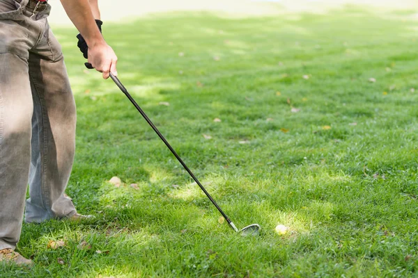 Masculino golfista mãos com clube de golfe — Fotografia de Stock