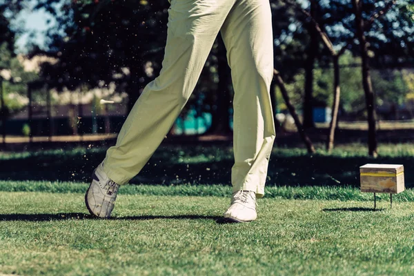Παίχτης του γκολφ στα πόδια κατά τη διάρκεια της ταλάντευσης — Φωτογραφία Αρχείου