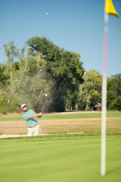 Golfer during shot out of sand — Stock Photo, Image