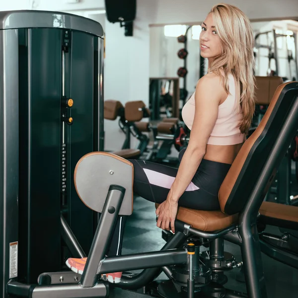 Flicka tränar lår i gymmet — Stockfoto