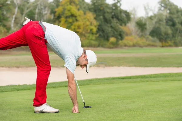 Golfista výdeje míč z díry — Stock fotografie
