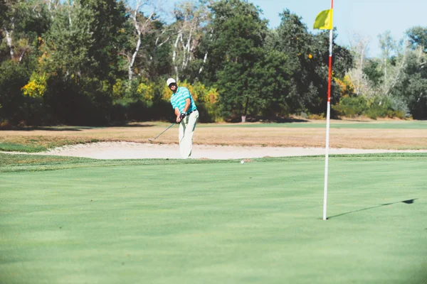 Golfçü atış kum BUNKERİ yapar. — Stok fotoğraf