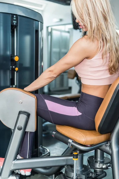 Chica ejercitando los muslos en el gimnasio —  Fotos de Stock