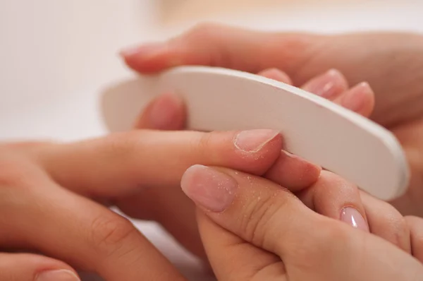 Utilisation du tampon à ongles au salon — Photo