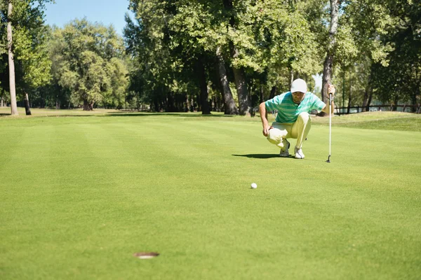 Golfista professionista che si prepara a giocare — Foto Stock