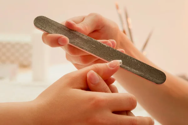 Met behulp van nagelvijl Manicure behandeling — Stockfoto