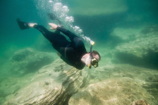 Natation en apnée dans un environnement trouble — Photo