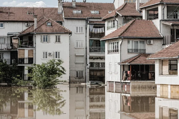 Улица в поднимающейся воде — стоковое фото