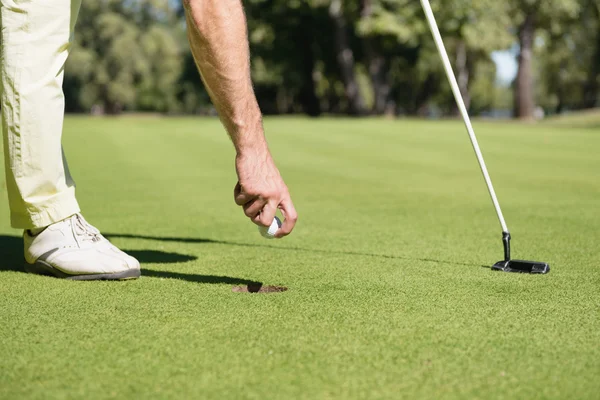 Golfista pořizování míč — Stock fotografie