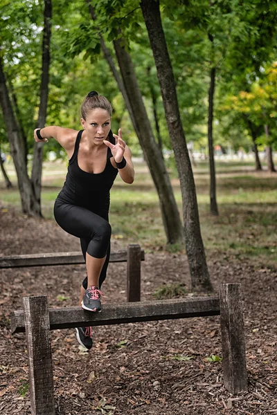 Fitness alanı üzerinde kadın atlet — Stok fotoğraf