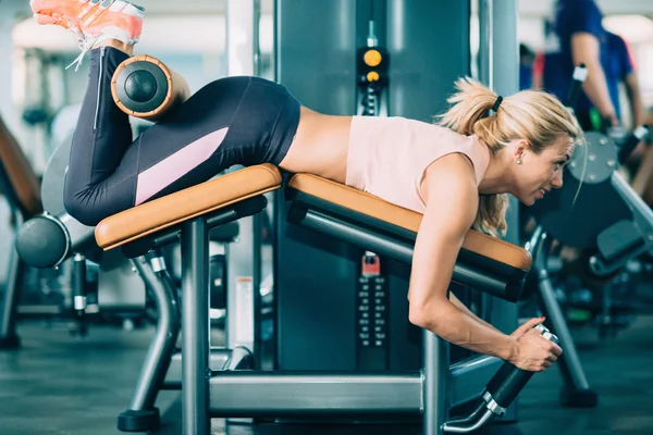 Ung kvinna som tränar på gym — Stockfoto