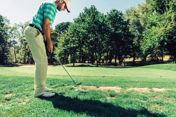 Golfer bereitet sich auf Chip-Schuss vor — Stockfoto