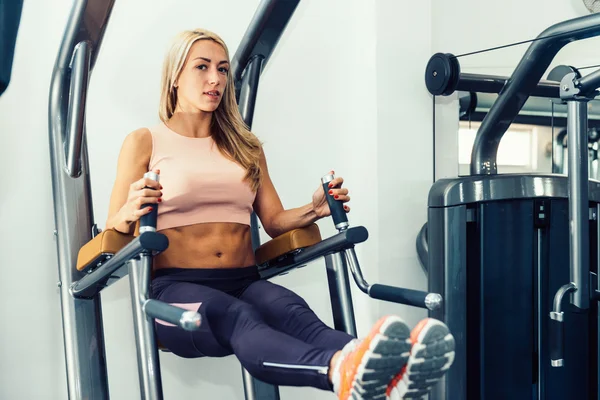 Mujer haciendo ejercicio en la máquina de torre de energía — Foto de Stock