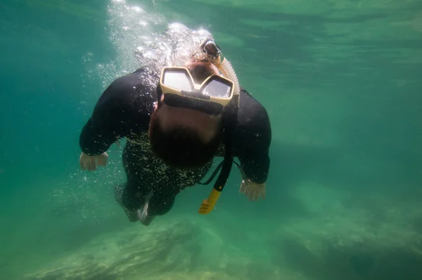 Buceador nadando sobre el fondo del mar — Foto de Stock