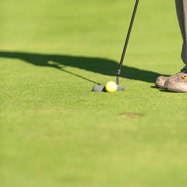 Férfi golfozó Putting lövés — Stock Fotó