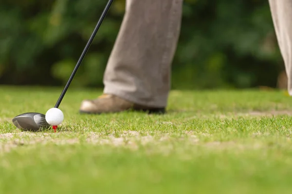 Golfer bereitet sich auf Abschlag vor — Stockfoto