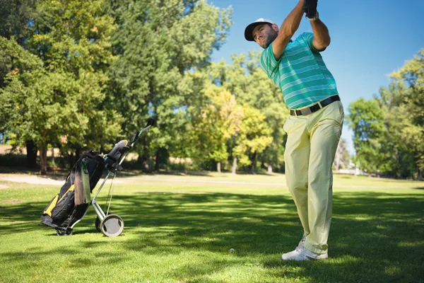 Golfer bereitet sich auf Spiel vom Fairway vor — Stockfoto